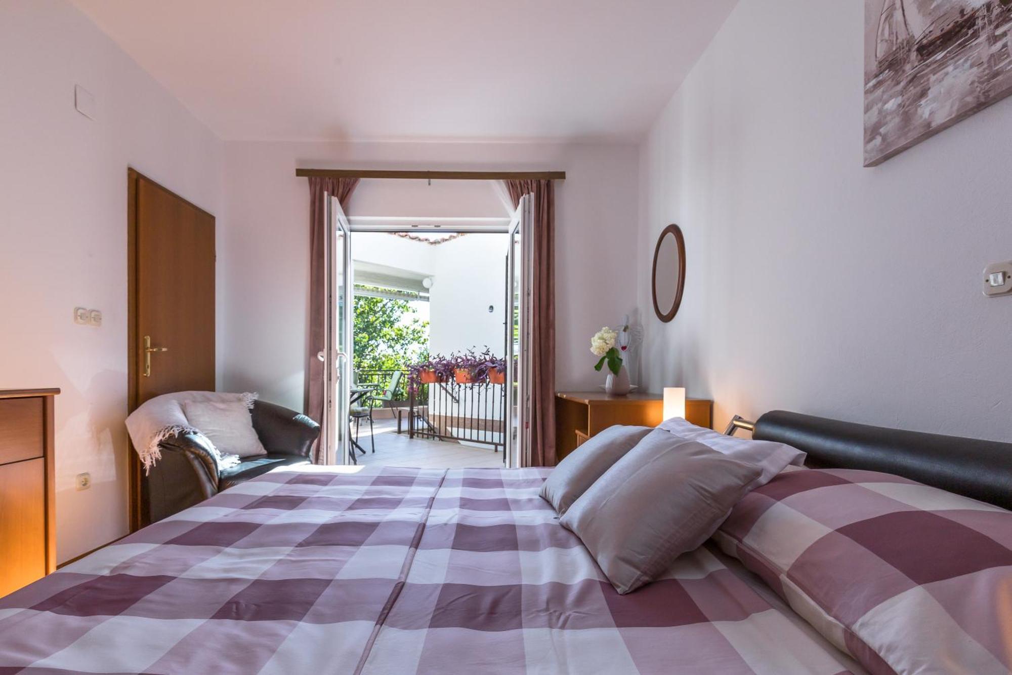 Apartmani Lovrenco Krvavica Exterior foto